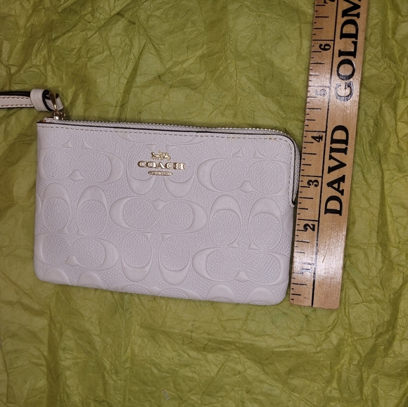 NWT Coach Signature Embossed White Leather Wristlet Wallet - Picture 3 of 11